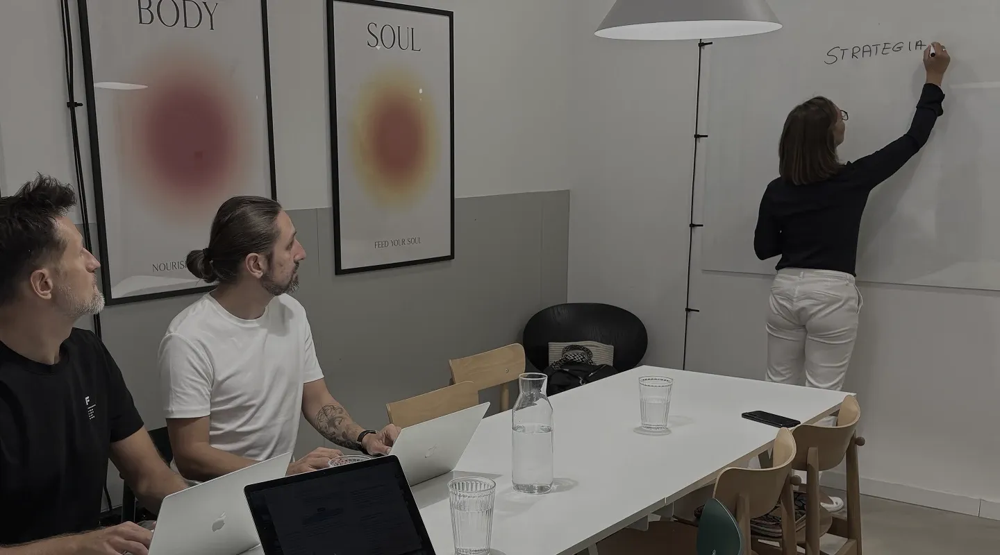 Zespół Auraflux podczas warsztatu strategicznego nad architekturą projektu